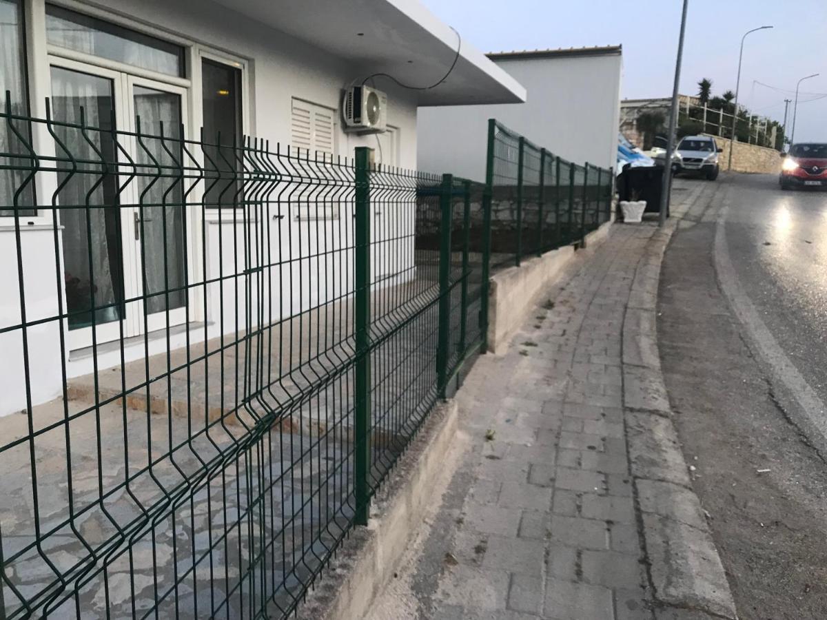 Eleni'S Holiday Rooms Himare Exterior photo