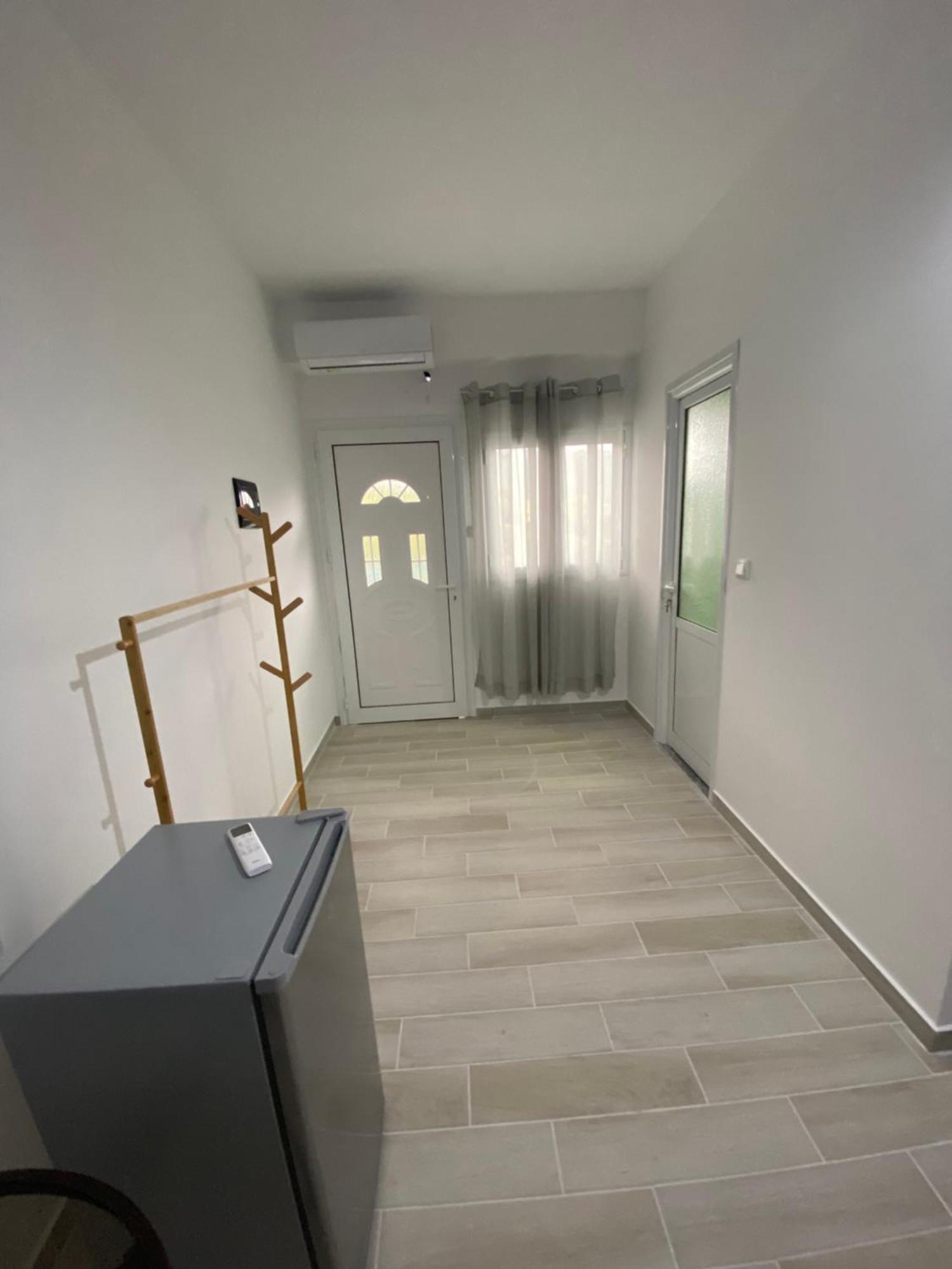 Eleni'S Holiday Rooms Himare Exterior photo